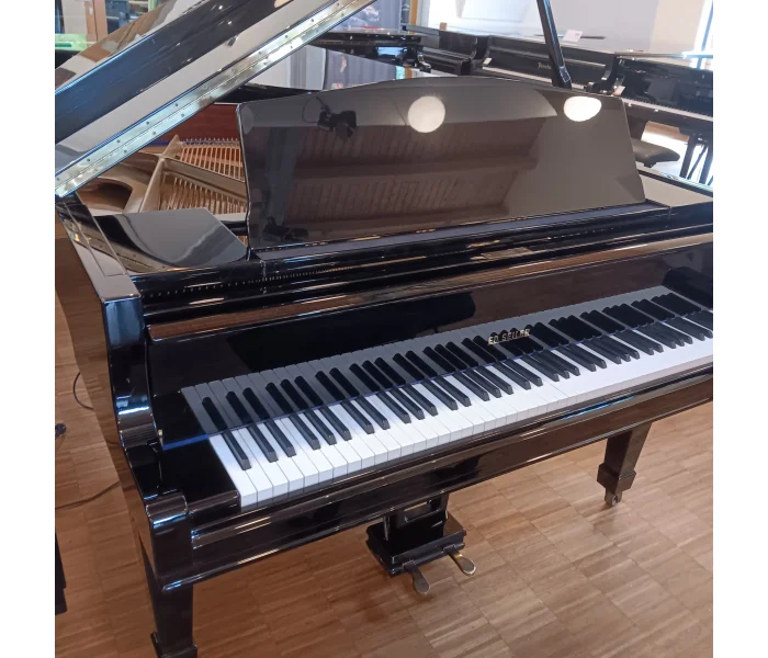 Nahaufnahme eines schwarzen Seiler Flügels mit offenem Deckel in einem hellen Raum mit Holzfußboden​​​​​​​​​​​​​​​​​​​​​​​​​​​​​​​​​​​​​​​​​​​​​​