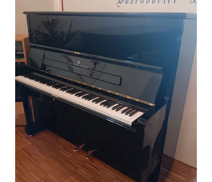 Schwarzes Steinway Sons Klavier Modell K 132 geöffnet mit sichtbaren Tasten und Pedalen.​​​​​​​​​​​​​​​​​​​​​​​​​​​​​​​​​​​​​​​​​​​​​​​​​​​​​​​​​