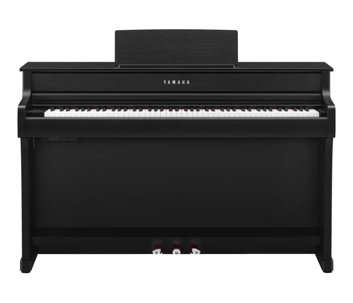 Yamaha CLP-835 B – Frontansicht der Klaviatur in schwarzer Holzkonsole mit Dreifachpedal.