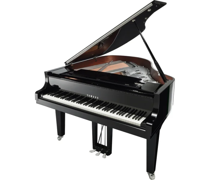 Schwarzer Yamaha Flügel C2X mit offenem Deckel, sichtbare Saiten und Tasten, elegantes Design für Konzert und Studio.